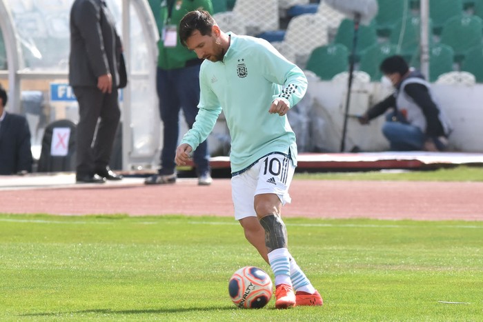 MIRAFLORES, BOLIVIA - OCTOBER 13: Lionel Messi of Argentina warms up before a match between Bolivia and Argentina as part of South American Qualifiers for Qatar 2022 at Estadio Hernando Siles on October 13, 2020 in Miraflores, La Paz, Bolivia. (Photo by Javier Mamani/Getty Images)