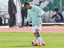 Rela Naik ke Atas Genteng Demi Lihat Messi