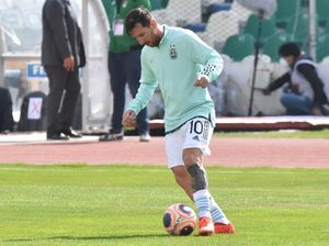 Rela Naik ke Atas Genteng Demi Lihat Messi Rela Naik ke Atas Genteng Demi Lihat Messi