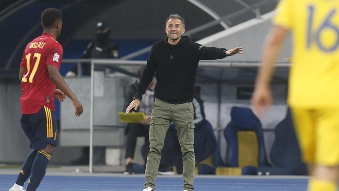 Spain coach Luis Enrique gives instructions to his players during the UEFA Nations League soccer match between Ukraine and Spain at the Olimpiyskiy Stadium in Kyiv, Ukraine, Tuesday, Oct.13, 2020. (AP Photo/Efrem Lukatsky)