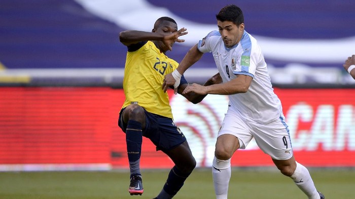 QUITO, ECUADOR - OCTOBER 13: Luis Suarez of Uruguay fights for the ball with Moises Caicedo of Ecuador during a match between Ecuador and Uruguay as part of South American Qualifiers for Qatar 2022 at Rodrigo Paz Delgado Stadium on October 13, 2020 in Quito, Ecuador. (Photo by Rodrigo Buendia - Pool/Getty Images)