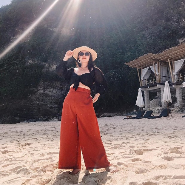 celana warna bata juga ampuh membuat tampilan lebih kurus