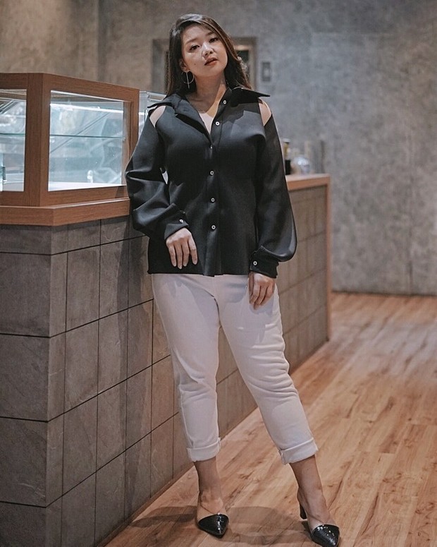 Pilihlah celana dengan ukuran yang tidak terlalu ketat supaya memperlihatkan adanya ruang yang tersisa di bagian leg area