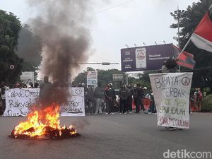 Tolak Omnibus Law, Mahasiswa Bogor Bakar Ban di Tengah Jalan