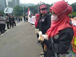 Buruh Demo di Patung Kuda Bawa Bebek, Untuk Apa?