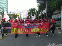 Massa Buruh Tolak Omnibus Law Long March ke Arah Patung Kuda, Lalin Tersendat