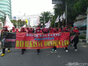 Massa Buruh Tolak Omnibus Law Long March ke Arah Patung Kuda, Lalin Tersendat Massa Buruh Tolak Omnibus Law Long March ke Arah Patung Kuda, Lalin Tersendat