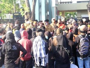 Massa Tutup Jalan Saat Demo Tolak Omnibus Law di Makassar