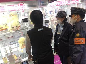 Kesal Gagal Main Mesin Capit Hingga 200 Kali, Pria Ini Minta Bantuan Polisi