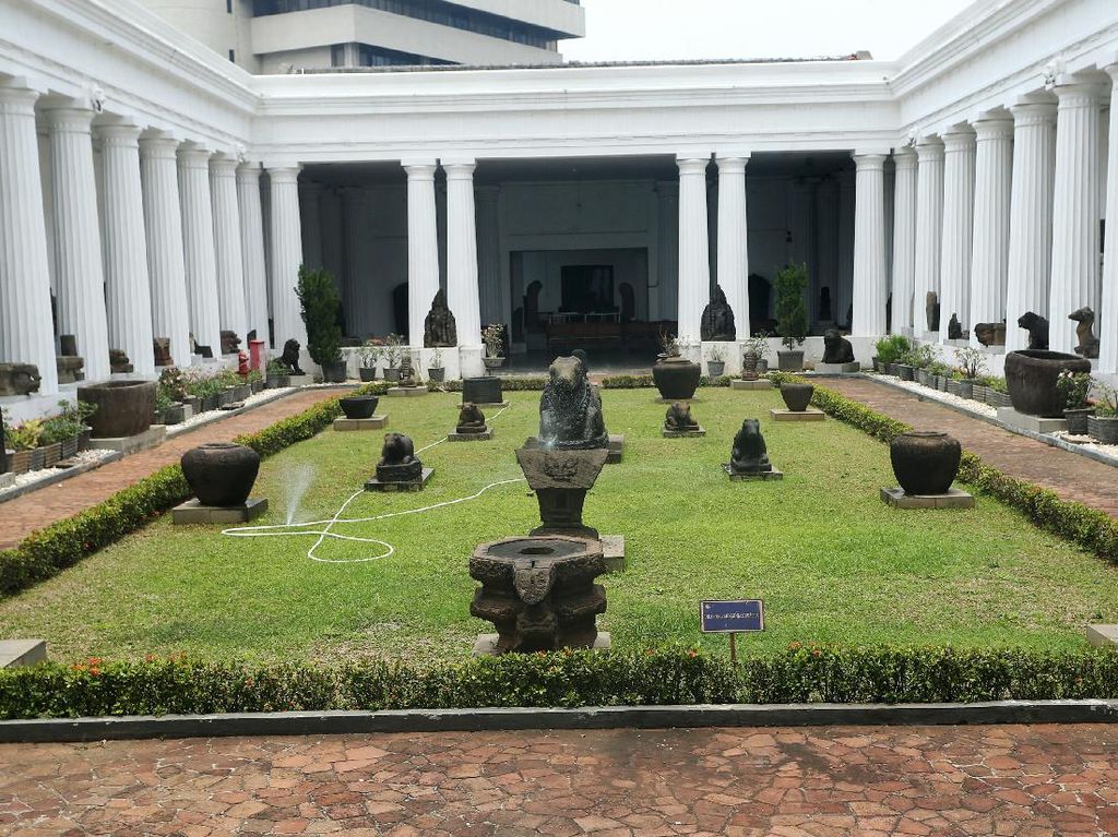 Museum Nasional Indonesia Kembali Dibuka dengan Prokes Ketat Museum Nasional Indonesia Kembali Dibuka dengan Prokes Ketat