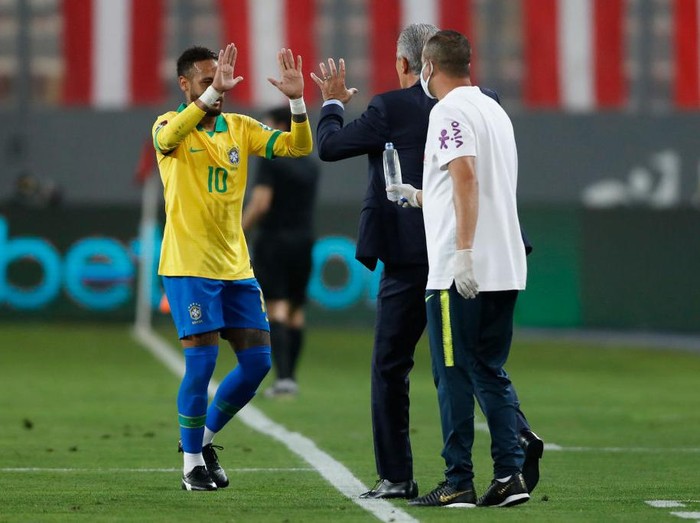 LIMA, PERU - OCTOBER 13: Neymar Jr. of Brazil greets Tite during a match between Peru and Brazil as part of South American Qualifiers for Qatar 2022 at Estadio Nacional de Lima on October 13, 2020 in Lima, Peru. (Photo by Paolo Aguilar-Pool/Getty Images)