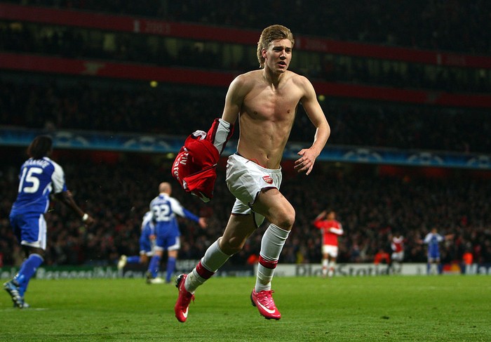 LONDON - NOVEMBER 25:  Nicklas Bendtner of Arsenal celebrates scoring the first goal for Arsenal during the UEFA Champions League Group G match between Arsenal and Dynamo Kiev at the Emirates Stadium on November 25, 2008 in London, England.  (Photo by Jamie McDonald/Getty Images)
