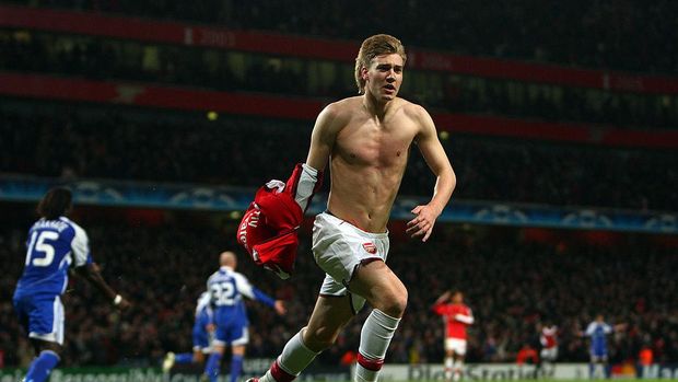 LONDON - NOVEMBER 25:  Nicklas Bendtner of Arsenal celebrates scoring the first goal for Arsenal during the UEFA Champions League Group G match between Arsenal and Dynamo Kiev at the Emirates Stadium on November 25, 2008 in London, England.  (Photo by Jamie McDonald/Getty Images)