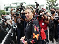 Detik-detik Nikita Mirzani Ditangkap Polisi di Mal Jakarta Selatan Detik-detik Nikita Mirzani Ditangkap Polisi di Mal Jakarta Selatan
