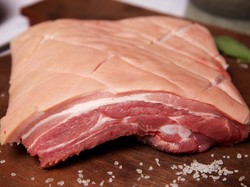 Umat Muslim Bisa Lakukan Hal Ini Saat Terlanjur Makan Daging Babi