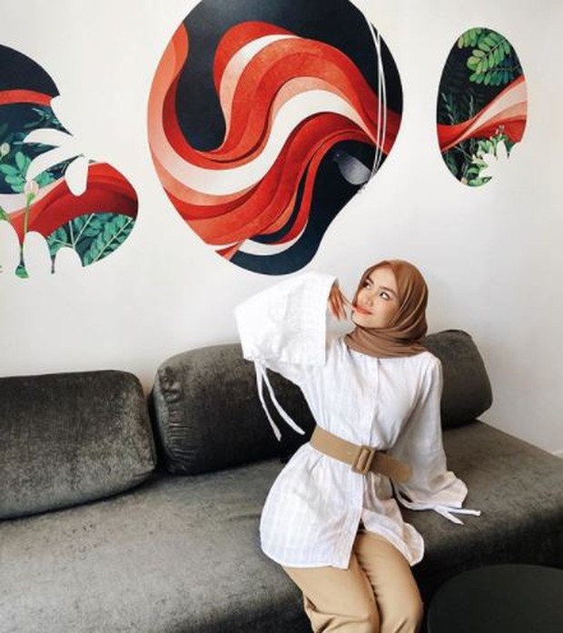 Padukan kemeja dengan belt agar tampak tidak biasa