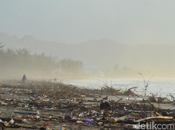 Keindahan Pantai Cikidang Pangandaran Ternodai Sampah