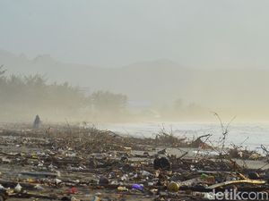 Keindahan Pantai Cikidang Pangandaran Ternodai Sampah Keindahan Pantai Cikidang Pangandaran Ternodai Sampah