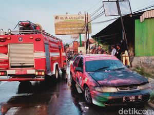 Sedan Berstiker Paslon Pilbup Klaten Terbakar