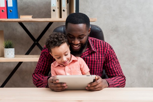 Pendampingan Orangtua/ Sumber: Freepik.com Dampingi selalu anak saat ia mengakses gadget.