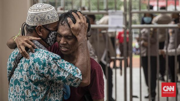 Suasana penjemputan massa aksi menolak pengesahan Omnibus Law UU Cipta Kerja yang ditahan di Polda Metro Jaya, Jakarta, Rabu, 14 Oktober 2020. Kabid Humas Polda Metro Jaya Kombes Pol Yusri Yunus mengatakan pihaknya telah mengamankan lebih dari 500 orang yang dia sebut sebagai massa anarko dari berbagai wilayah. CNN Indonesia/Bisma Septalisma
