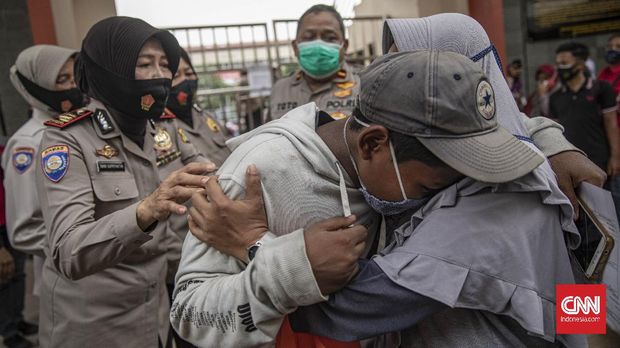 Suasana penjemputan massa aksi menolak pengesahan Omnibus Law UU Cipta Kerja yang ditahan di Polda Metro Jaya, Jakarta, Rabu, 14 Oktober 2020. Kabid Humas Polda Metro Jaya Kombes Pol Yusri Yunus mengatakan pihaknya telah mengamankan lebih dari 500 orang yang dia sebut sebagai massa anarko dari berbagai wilayah. CNN Indonesia/Bisma Septalisma