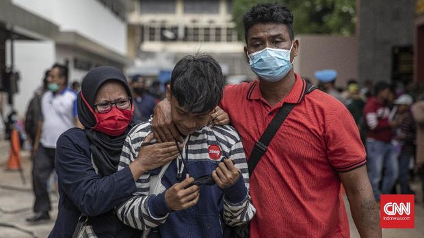 Suasana penjemputan massa aksi menolak pengesahan Omnibus Law UU Cipta Kerja yang ditahan di Polda Metro Jaya, Jakarta, Rabu, 14 Oktober 2020. Kabid Humas Polda Metro Jaya Kombes Pol Yusri Yunus mengatakan pihaknya telah mengamankan lebih dari 500 orang yang dia sebut sebagai massa anarko dari berbagai wilayah. CNN Indonesia/Bisma Septalisma