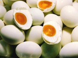 Jangan Salah Pilih! Ini 5 Tips Memilih Telur Asin yang Segar