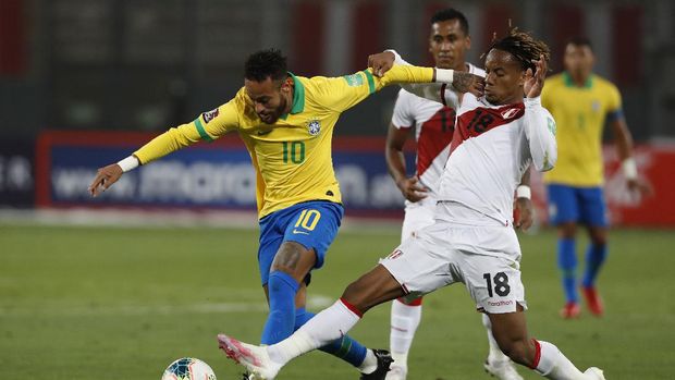 Brazil's Neymar, left, and Peru's Andre Carrillo fight for the ball during a qualifying soccer match for the FIFA World Cup Qatar 2022 at the National Stadium, in Lima, Peru, Tuesday, Oct.13, 2020. (Paolo Aguilar, Pool via AP)