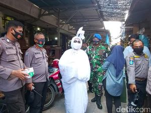 Pocong Bermasker Keliling Pasar di Samarinda, Ajak Warga Pakai Masker