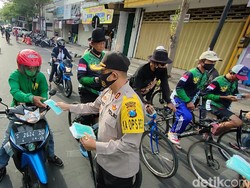 20 Ribu Masker Dibagi-bagikan ke Warga di Jalur Protokol Kota Kediri