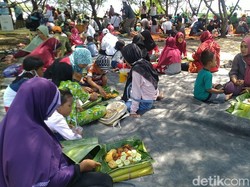 Rebo Wekasan, Warga Banyuwangi Gelar Doa dan Makan Bareng di Pinggir Pantai