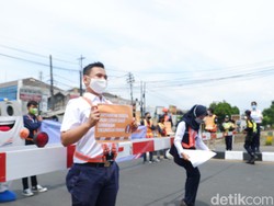 Cegah Kecelakaan di Perlintasan KA, Relawan Sosialisasi Turun ke Jalan