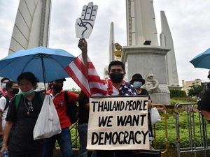 Ribuan Orang Berkumpul di Bangkok untuk Ikut Demo Pro-Demokrasi Terbaru Ribuan Orang Berkumpul di Bangkok untuk Ikut Demo Pro-Demokrasi Terbaru
