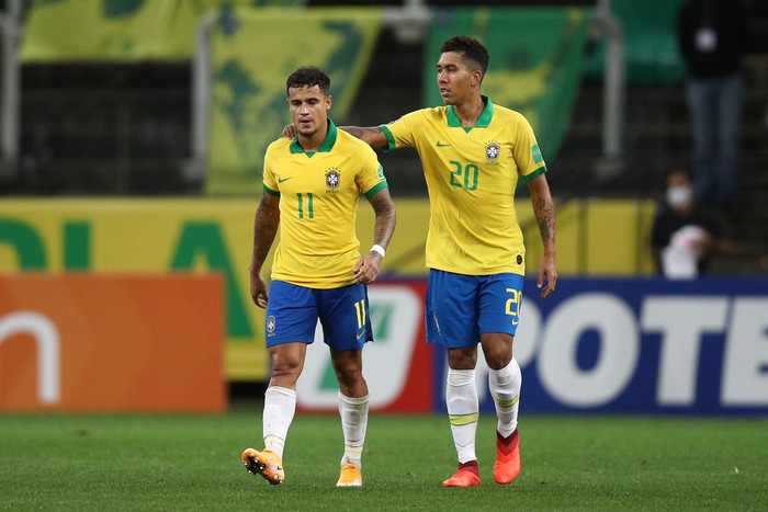 SAO PAULO, BRAZIL - OCTOBER 09: Philippe Coutinho of Brazil celebrates with Roberto Firmino after scoring the fifth goal during a match between Brazil and Bolivia as part of South American Qualifiers for Qatar 2022 at Neo Quimica Arena on October 09, 2020 in Sao Paulo, Brazil. (Photo by Buda Mendes/Getty Images)