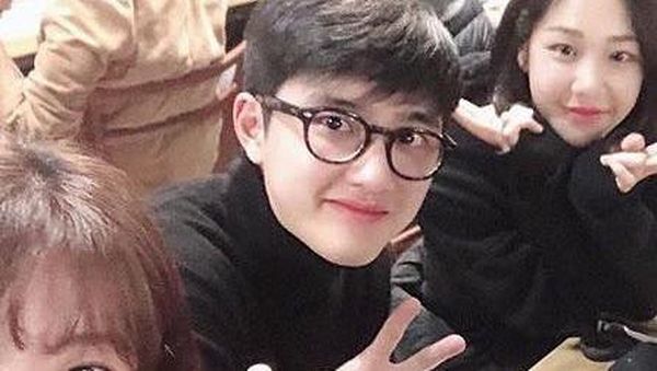 Tampannya Kyung-soo Saat Makan Ayam Goreng Pedas dan Roti Manis