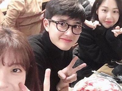 Tampannya Kyung-soo Saat Makan Ayam Goreng Pedas dan Roti Manis