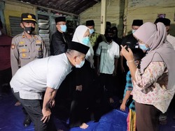 Istri-Anak Salah Satu Korban Jebakan Tikus di Bojonegoro Dapat Santunan