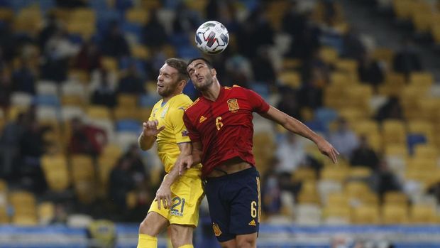 Ukraine's Oleksandr Karavaev, left and Spain's Mikel Merino, right, fight for the ball during the UEFA Nations League soccer match between Ukraine and Spain at the Olimpiyskiy Stadium in Kyiv, Ukraine, Tuesday, Oct.13, 2020. (AP Photo/Efrem Lukatsky)