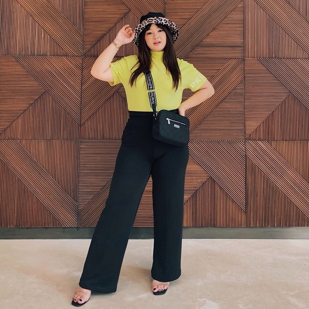 Warna basic ini kerap menjadi tips terlihat kurus karena mampu menyamarkan tampilan tubuh berisi