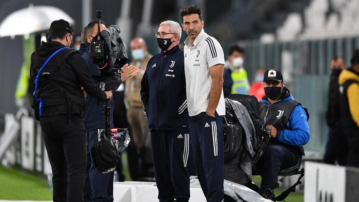 TURIN, ITALY - OCTOBER 04:  Gianluigi Buffon of Juventus looks on during the Serie A match between Juventus and SSC Napoli at  on October 4, 2020 in Turin, Italy.  (Photo by Valerio Pennicino/Getty Images)