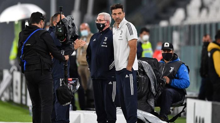 1228895628 TURIN, ITALY - OCTOBER 04: Gianluigi Buffon of Juventus looks on during the Serie A match between Juventus and SSC Napoli at on October 4, 2020 in Turin, Italy. (Photo by Valerio Pennicino/Getty Images)
