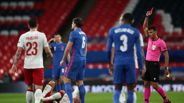 LONDON, ENGLAND - OCTOBER 14: Harry Maguire of England is shown the red card by match referee Jesus Gil Manzano after getting a second yellow card during the UEFA Nations League group stage match between England and Denmark at Wembley Stadium on October 14, 2020 in London, England. Football Stadiums around Europe remain empty due to the Coronavirus Pandemic as Government social distancing laws prohibit fans inside venues resulting in fixtures being played behind closed doors. (Photo by Nick Potts - Pool/Getty Images)