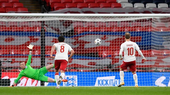 LONDON, ENGLAND - OCTOBER 14: Christian Eriksen of Denmark scores his teams first goal from the penalty spot past Jordan Pickford of England during the UEFA Nations League group stage match between England and Denmark at Wembley Stadium on October 14, 2020 in London, England. Football Stadiums around Europe remain empty due to the Coronavirus Pandemic as Government social distancing laws prohibit fans inside venues resulting in fixtures being played behind closed doors. (Photo by Toby Melville - Pool/Getty Images)