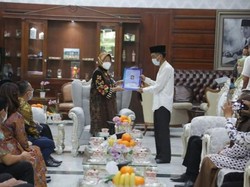 Risma Beri IMB Gratis ke Rumah Ibadah dan Sekolah di Surabaya