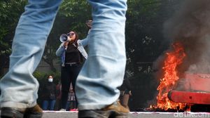 Aksi Bakar-bakaran Warnai Demo Tolak Omnibus Law di Bandung