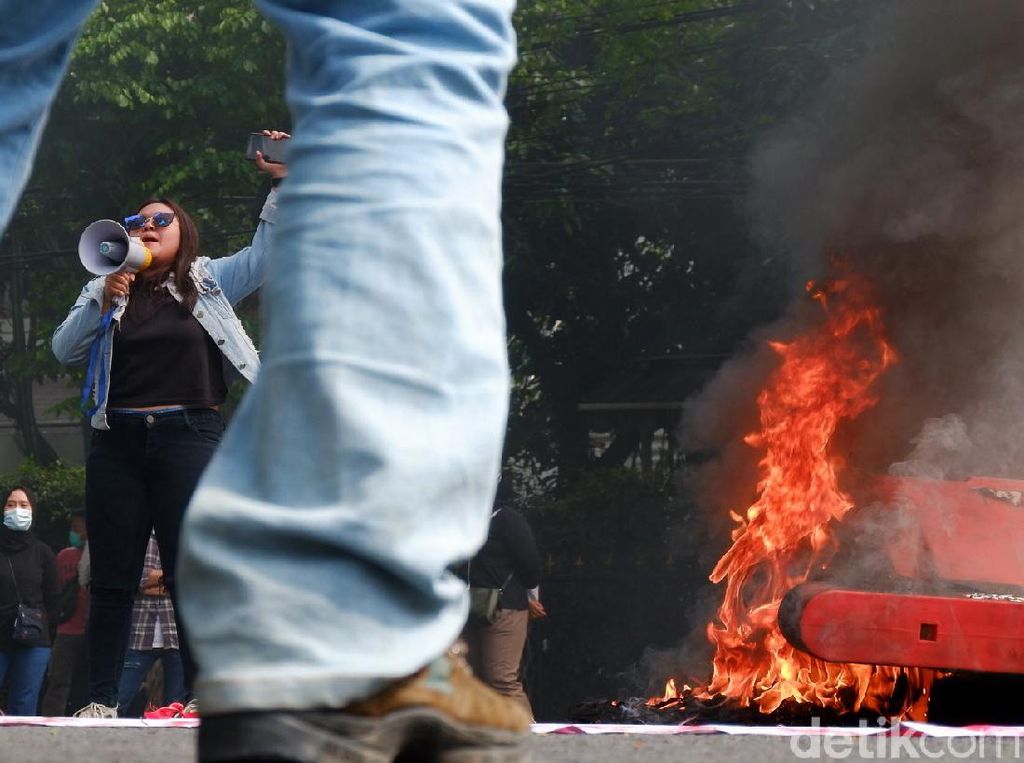 Aksi Bakar-bakaran Warnai Demo Tolak Omnibus Law di Bandung