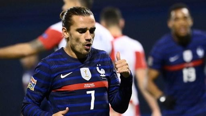 Frances forward Antoine Griezmann celebrates after scoring the opening goal  during the UEFA Nations League Group A3 football match between Croatia and France at the Maksimir Stadium in Zagreb on October 14, 2020. (Photo by FRANCK FIFE / AFP)
