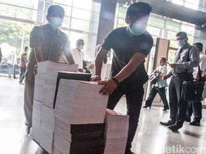 Begini Tebalnya Berkas Tuntutan Benny Tjokro Begini Tebalnya Berkas Tuntutan Benny Tjokro