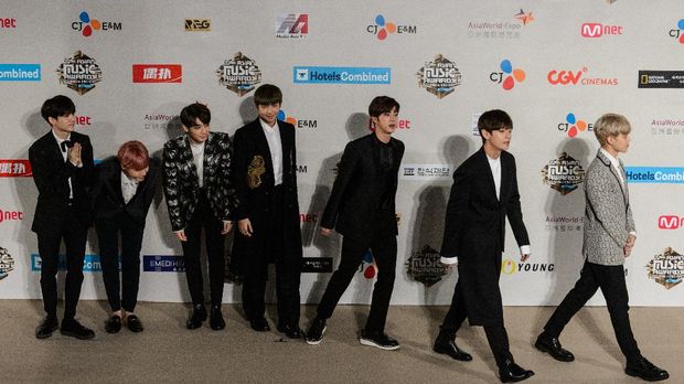 Members of South Korean K-pop group BTS, also known as Bangtan Boys, leave the red carpet at the Mnet Asian Music Awards (MAMA) at Asia-World Expo in Hong Kong on December 2, 2016. (Photo by Anthony WALLACE / AFP)